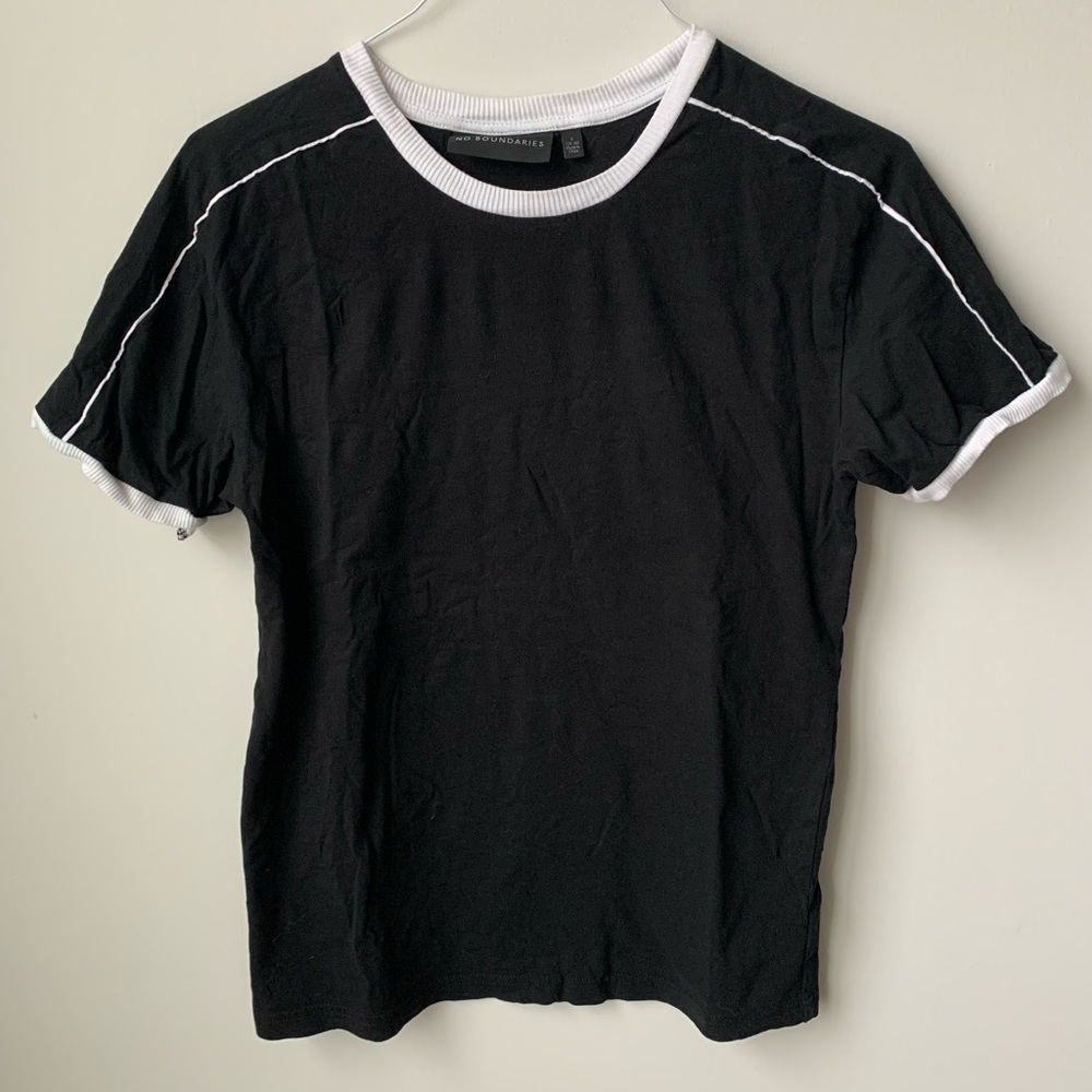 No Boundaries Black and White T-Shirt Size Small